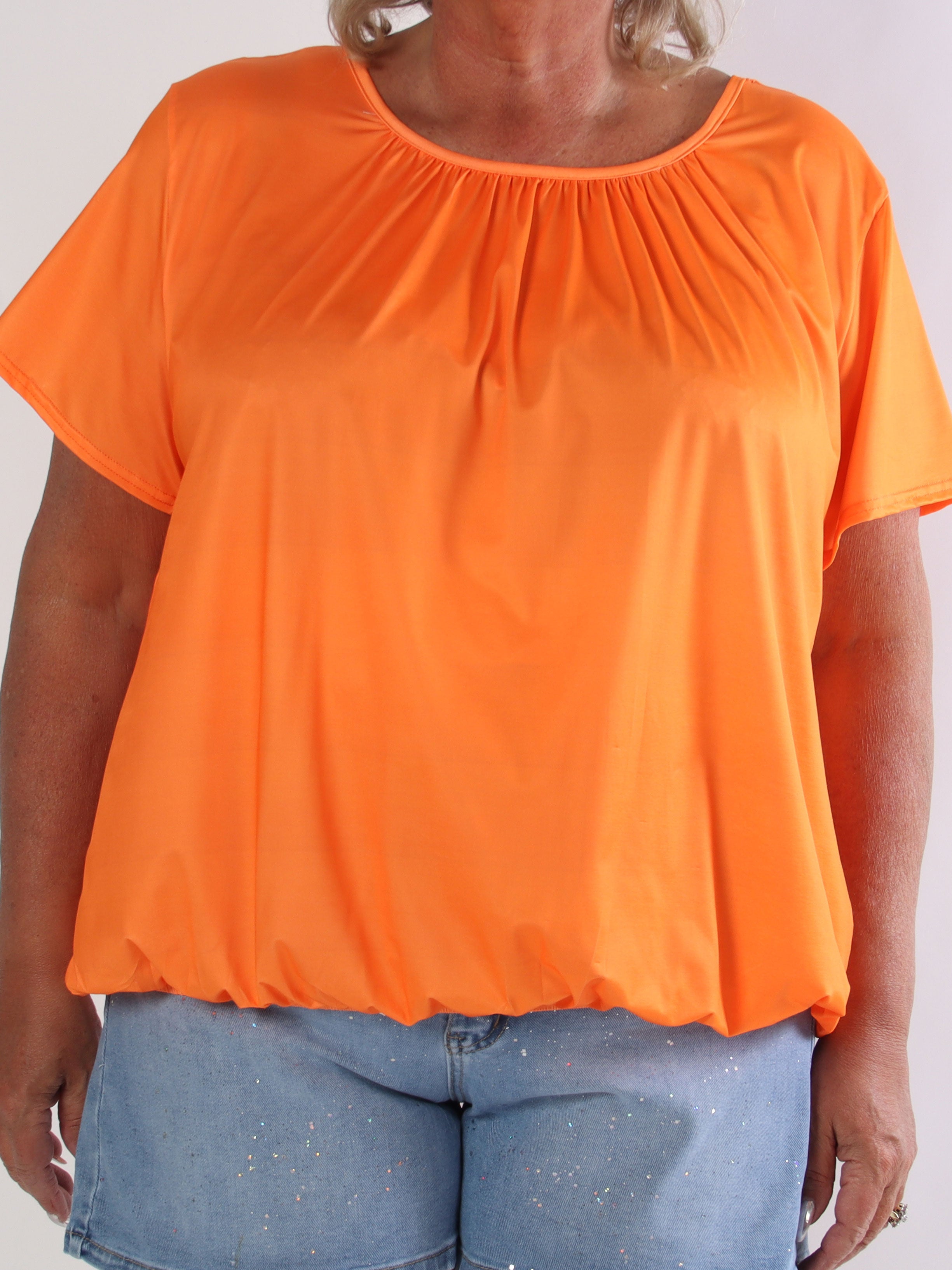 Miracle Plain - Skønneste plus size t-shirt i plain farve med elastik for enden